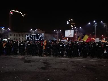 Arafat: Doi jandarmi şi doi protestatari, duşi la spital în urma violenţelor din Piaţa Victoriei, dar nu sunt în stare gravă