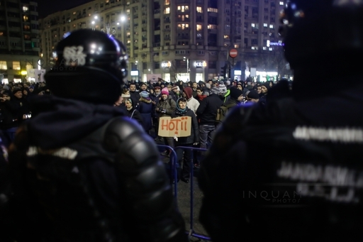 Trei jandarmi răniţi în Piaţa Victoriei: unul a fost lovit de o cărămidă, altul de o petardă, iar altul a inhalat gaze