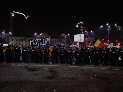 Şapte persoane au avut nevoie de îngrijiri medicale în urma incidentelor din Piaţa Victoriei, două se află încă la spital