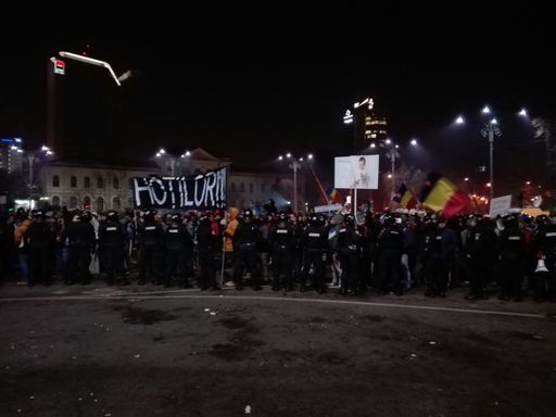 Şapte persoane au avut nevoie de îngrijiri medicale în urma incidentelor din Piaţa Victoriei, două se află încă la spital