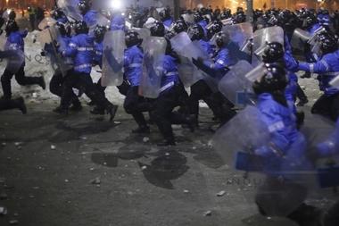 Jandarmeria: În urma incidentelor din Piaţa Victoriei au fost reţinute 20 de persoane; Jandarmii au intervenit cu întârziere tocmai pentru a-i proteja pe manifestanţii paşnici