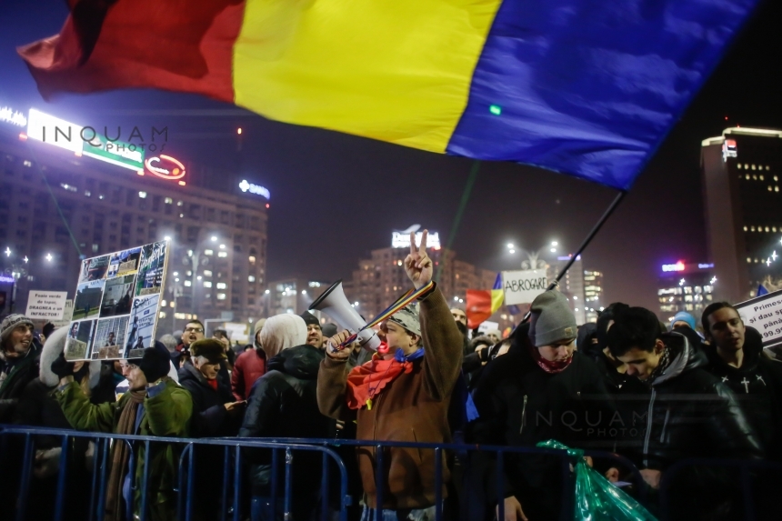 A treia zi de proteste în Piaţa Victoriei s-a încheiat după şapte ore. 80.000 de manifestanţi au scandat: "PSD, ciuma roşie", "DNA să vină să vă ia" - VIDEO, FOTO