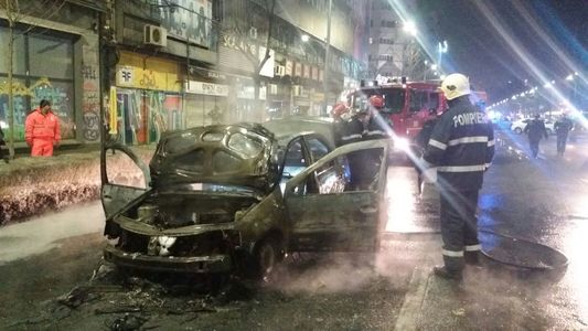 O maşină a ars în totalitate pe Bulevardul Magheru din Capitală