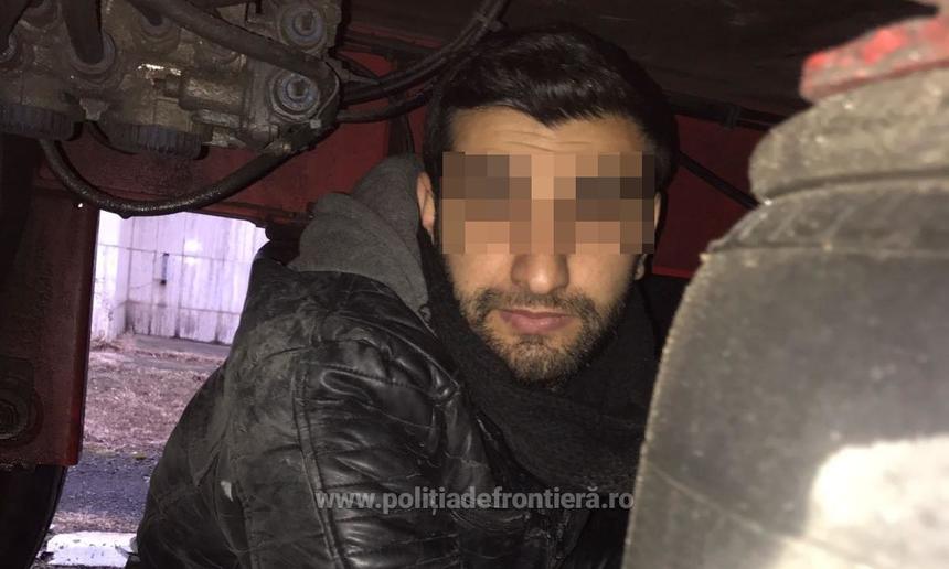 Un bărbat din Turcia a fost găsit ascuns sub un camion încărcat cu roşii, în Vama Nădlac - VIDEO