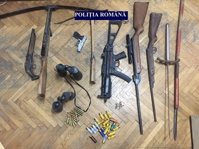 Mureş: Şapte arme, 56 de cartuşe şi zece trofee, deţinute ilegal, ridicate după percheziţii la persoane suspectate de braconaj cu arme ilegale - FOTO
