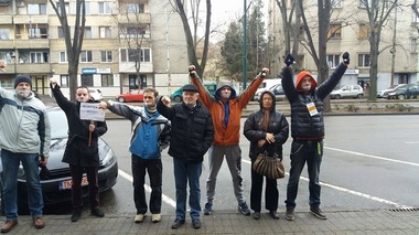 Aproximativ 60 de persoane au protestat la prânz în faţa Prefecturii din Timişoara, cu bandă adezivă lipită pe gură - FOTO