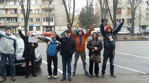 Aproximativ 60 de persoane au protestat la prânz în faţa Prefecturii din Timişoara, cu bandă adezivă lipită pe gură - FOTO
