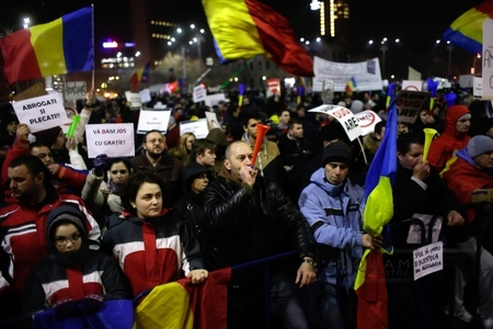A patra zi de proteste. Peste 100.000 de oameni au fost în Piaţa Victoriei din Capitală şi au cântat Imnul naţional la ora 22.00 FOTO