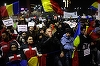 A patra zi de proteste. Peste 100.000 de oameni au fost în Piaţa Victoriei din Capitală şi au cântat Imnul naţional la ora 22.00 FOTO