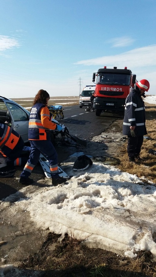 Constanţa: O femeie a murit şi doi bărbaţi au fost răniţi după ce două maşini s-au ciocnit