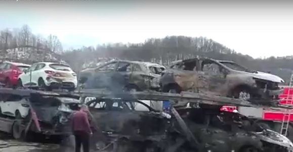 Trafic blocat pe DN 6 în Caraş-Severin după ce un TIR încărcat cu opt maşini a luat foc; patru dintre ele au explodat - VIDEO