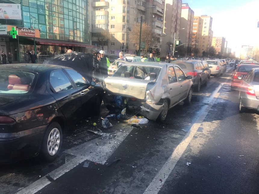 Accident în lanţ pe un bulevard din municipiul Braşov. Opt autoturisme au fost implicate, patru persoane fiind rănite - FOTO