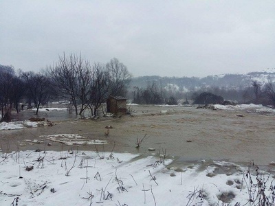 Alba: Zeci de gospodării, inundate în Munţii Apuseni după topirea zăpezii. Pe râurile din zonă sunt formate blocuri periculoase de gheaţă