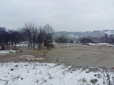 Mai multe case, anexe gospodăreşti şi curţi din Vatra Dornei au fost afectate de inundaţii. Pompierii militari au intervenit cu motopompe