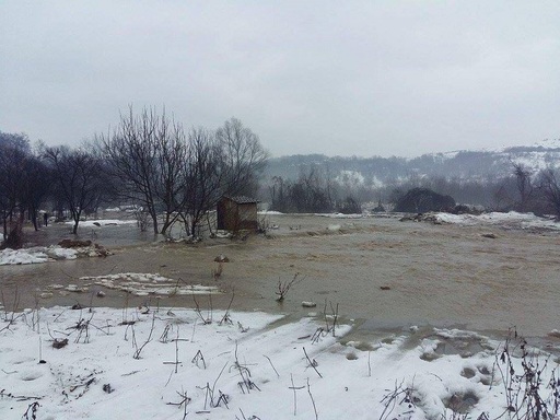 Mai multe case, anexe gospodăreşti şi curţi din Vatra Dornei au fost afectate de inundaţii. Pompierii militari au intervenit cu motopompe