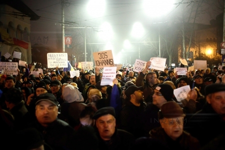 Protestul de la Palatul Cotroceni, la care au participat peste 2.500 de oameni, majoritatea persoane în vârstă, s-a încheiat după şapte ore GALERIE FOTO