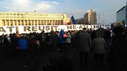 Peste 10.000 de oameni protestează în Piaţa Victoriei, circulaţia a fost blocată. Un manifestant care a fost bătut a fost preluat de un echipaj SMURD, trei persoane au fost duse la Poliţie