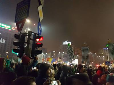 Peste 80.000 de oameni protestează în Piaţa Victoriei. "Nu vă credem”, "Nu cedăm”, mesaje proiectate pe clădirea Guvernului