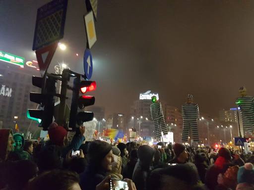 Peste 80.000 de oameni protestează în Piaţa Victoriei. "Nu vă credem”, "Nu cedăm”, mesaje proiectate pe clădirea Guvernului
