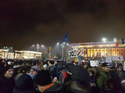 Peste 100.000 de protestatari în Piaţa Victoriei. "Refuz acest abuz”, "Hoţii”, "Demisia”
