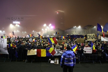 Peste 130.000 de protestatari în Piaţa Victoriei. „Plecaţi, plecaţi, nu mai guvernaţi”, „Vrem democraţie cu hoţii în puşcărie”. Metroul nu mai opreşte la Piaţa Victoriei
