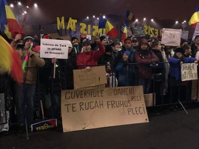 Peste 160.000 de oameni în Piaţa Victoriei: "Guvern de oameni reci te rugăm frumos să pleci”, "Nu ne păcăliţi, rămânem uniţi”