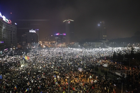 Peste 280.000 de oameni protestează în Piaţa Victoriei. Manifestanţii au cântat Imnul pentru a treia oară, apoi au continuat să scandeze "Demisia”
