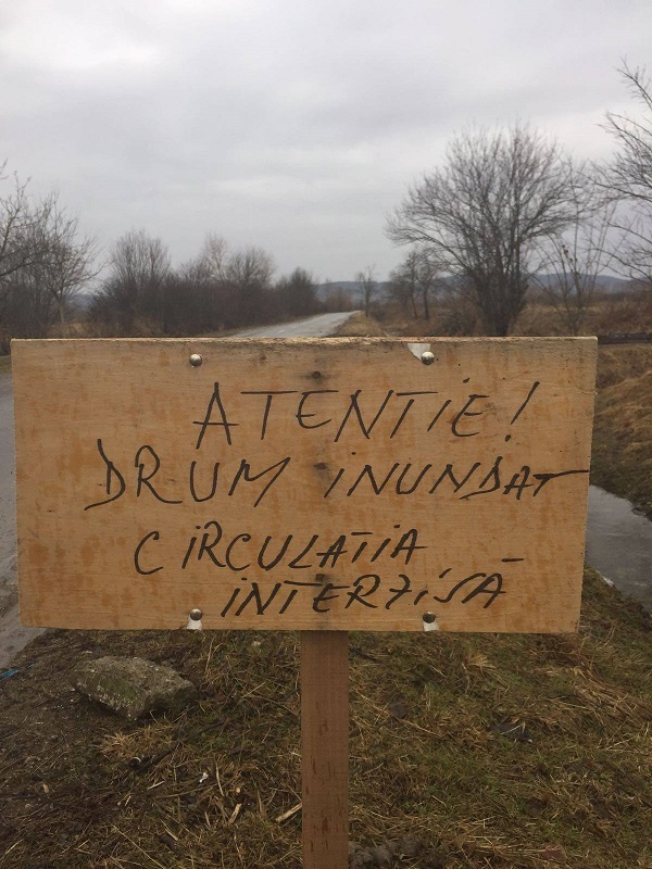 Arad: Un drum judeţean şi zeci de hectare de terenuri arabile, inundate după revărsarea râului Crişul Alb