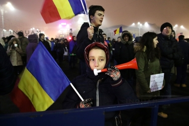 A şaptea zi de proteste, la final. Manifestaţia din Piaţa Victoriei s-a încheiat după aproximativ cinci ore. Peste 10.000 de persoane au protestat în Capitală: "Data viitoare hai la votare” "DNA să vină să vă ia". Manifestaţii şi în alte oraşe - FOTO