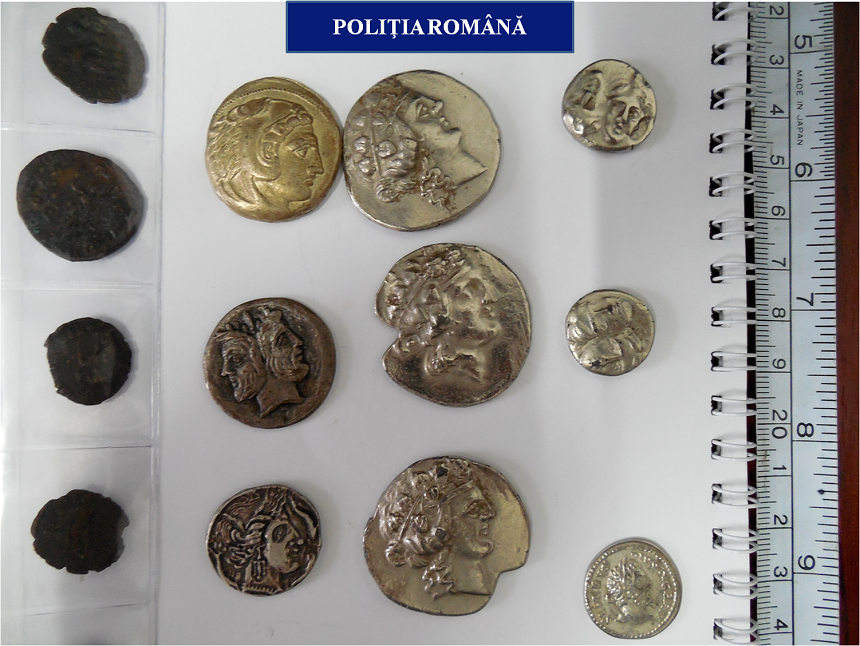 Bărbat din Craiova, cercetat de poliţişti după ce a încercat să vândă 25 de monede romane pe internet - FOTO