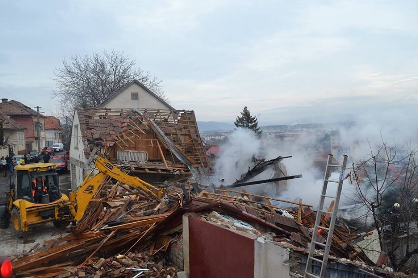Mureş: Trei persoane, rănite după o explozie produsă într-o locuinţă din Reghin şi care a fost urmată de un incendiu - FOTO
