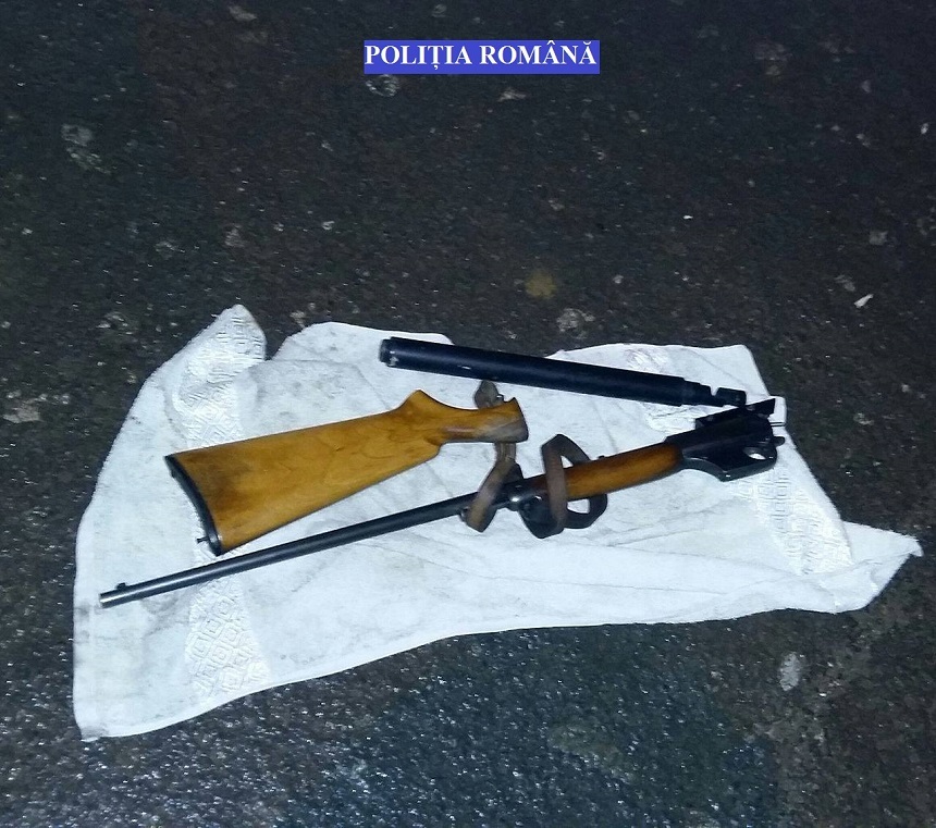 Caraş-Severin: Dosar penal pe numele a trei bărbaţi în maşina cărora au fost găsite două animale braconate şi o armă de vănătoare adusă ilegal în ţară - FOTO