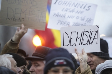 Circulaţia pe Bulevardul Eroii Sanitari, în dreptul Palatului Cotroceni, a fost blocată. Aproximativ 700 de persoane protestează. Se scandează "Iohannis, hoţul şi criminalul ţării" şi "DNA, fără cucuvea". FOTO. VIDEO