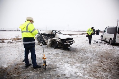 Trafic blocat pe DN10, în judeţul Buzău, după ce două autovehicule s-au ciocnit, cinci persoane fiind rănite - FOTO