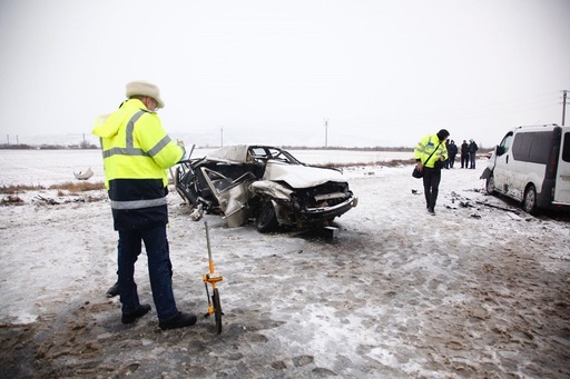Trafic blocat pe DN10, în judeţul Buzău, după ce două autovehicule s-au ciocnit, cinci persoane fiind rănite - FOTO