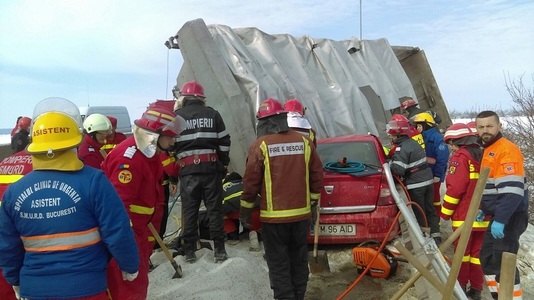 Trafic blocat pe DN 1, pe centura de vest a Ploieştiului, din cauza unui accident cu trei autovehicule; o persoană este încarcerată - FOTO