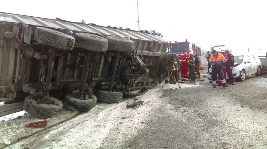 Traficul pe centura de vest a Ploieştiului, blocat din cauza unui accident cu trei autovehicule, reluat pe un sens