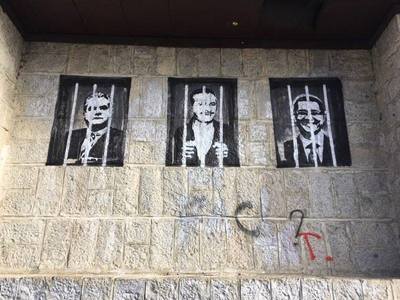 Monumentul Eroilor din Cluj, vandalizat cu imagini care înfăţişează politicieni după gratii; între aceştia, Liviu Dragnea, Victor Ciorbea şi Traian Băsescu