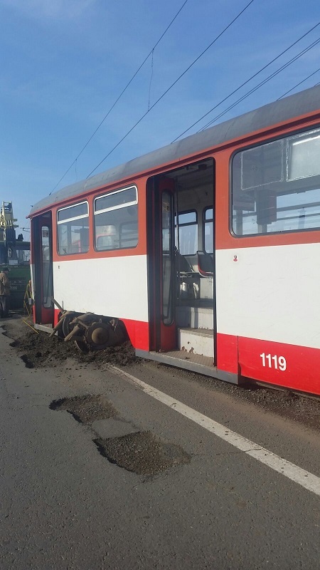 Un tramvai cu pasageri a deraiat la marginea Aradului, din cauza şinei vechi; niciun călător nu a fost rănit - FOTO