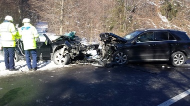 Traficul de la Braşov spre Poiana Braşov este blocat, din cauza unui accident soldat cu rănirea a două persoane - FOTO