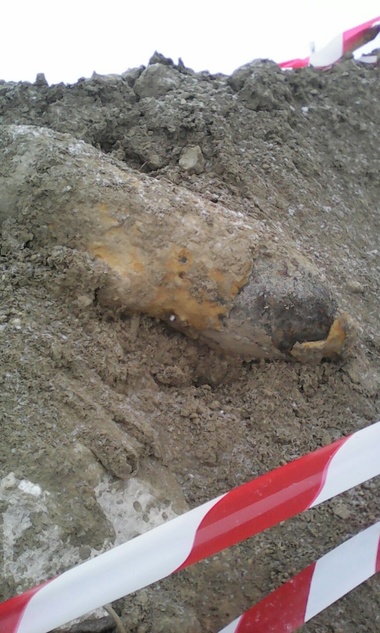 Şantier din Giurgiu evacuat, după ce în timpul unor săpături a fost găsită o bombă de aviaţie de 250 de kilograme