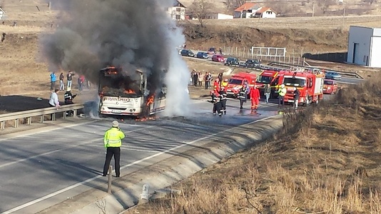 Sibiu: Trafic blocat complet pe DN 14 după ce un autobuz a luat foc; şoferul şi şase pasageri au ieşit singuri din autovehicul