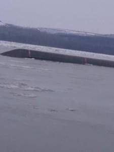O barjă a fost răsturnată de sloiurile de gheaţă de pe Dunăre, în apropiere de localitatea constănţeană Izvoarele