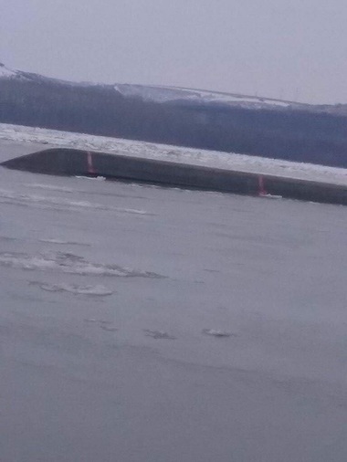 O barjă a fost răsturnată de sloiurile de gheaţă de pe Dunăre, în apropiere de localitatea constănţeană Izvoarele