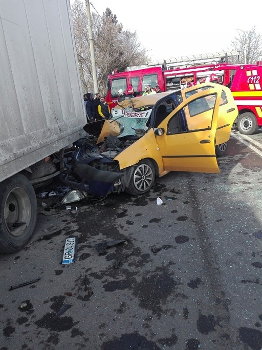 Trei răniţi într-un accident pe DN 5, la intrarea în Giurgiu, după ce un autoturism a lovit remorca unui TIR care staţiona
