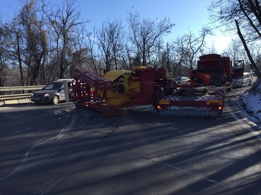 Trafic îngreunat pe DN7, Valea Oltului, după ce un utilaj a căzut de pe o platformă şi blochează două din cele trei benzi de circulaţie - FOTO