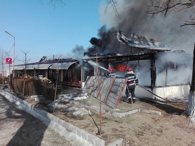Incendiul de la hanul din Tulcea a fost stins după cinci ore, localul fiind distrus în totalitate