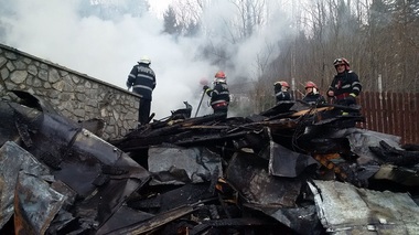 Intervenţie de aproximativ patru ore a pompierilor pentru stingerea unui incendiu izbucnit într-o casă din Sinaia; focul ar fi pornit de la o candelă - FOTO