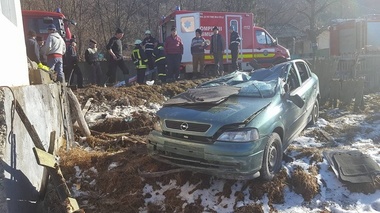 Bacău: Cinci persoane rănite, printre care şi un copil de doi ani, după ce s-au răsturnat cu maşina