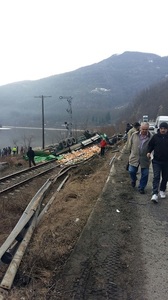 Vâlcea: Trafic feroviar oprit pe Valea Oltului, după ce un TIR s-a răsturnat pe DN7; şi circulaţia rutieră este îngreunată - VIDEO